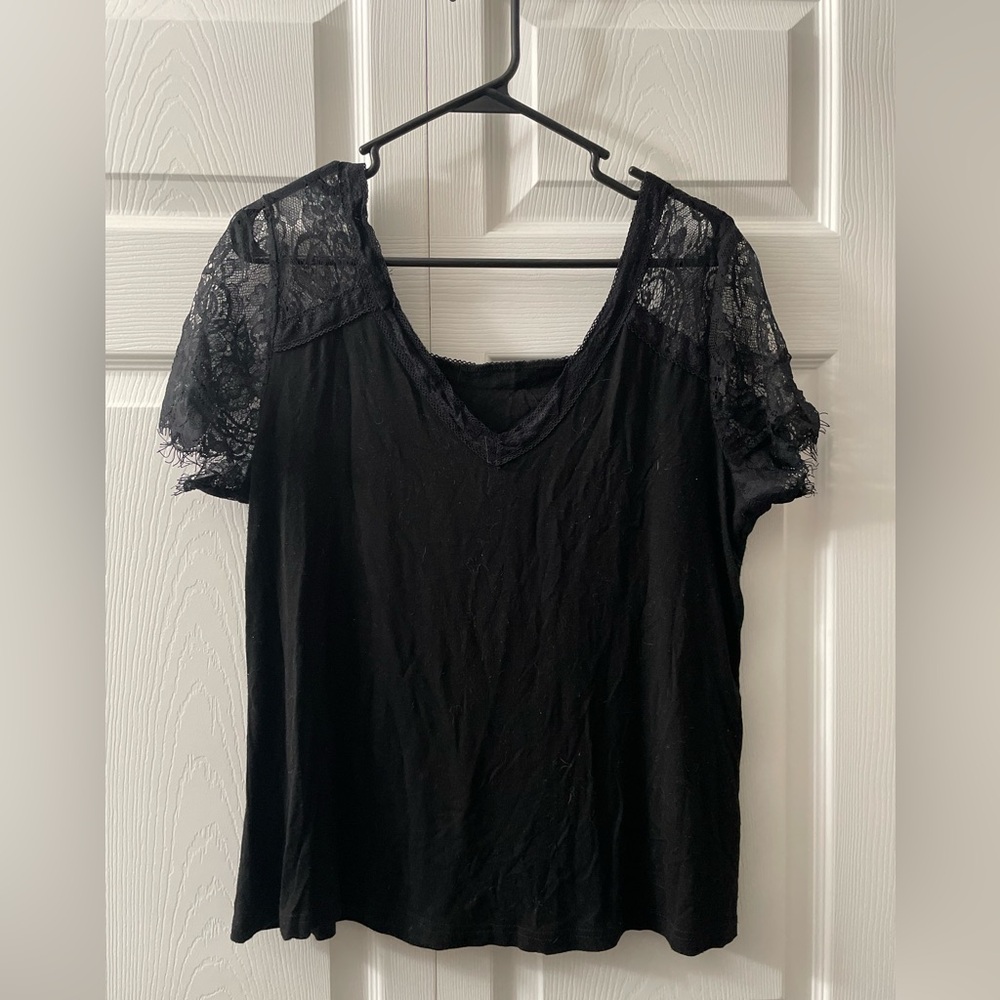 🐮Black v-neck blouse with lace sleeves, size M🐮